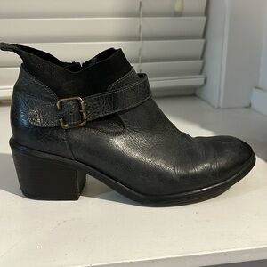 Bueno ankle leather boots.